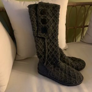 Grey knitted UGG, barely worn.